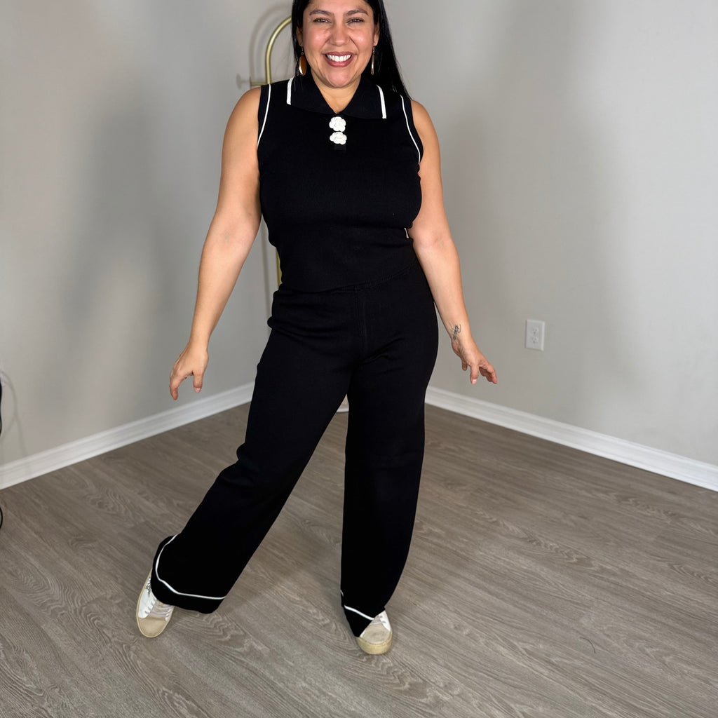 Set flor Blue two-piece set with white details and white flower buttons.