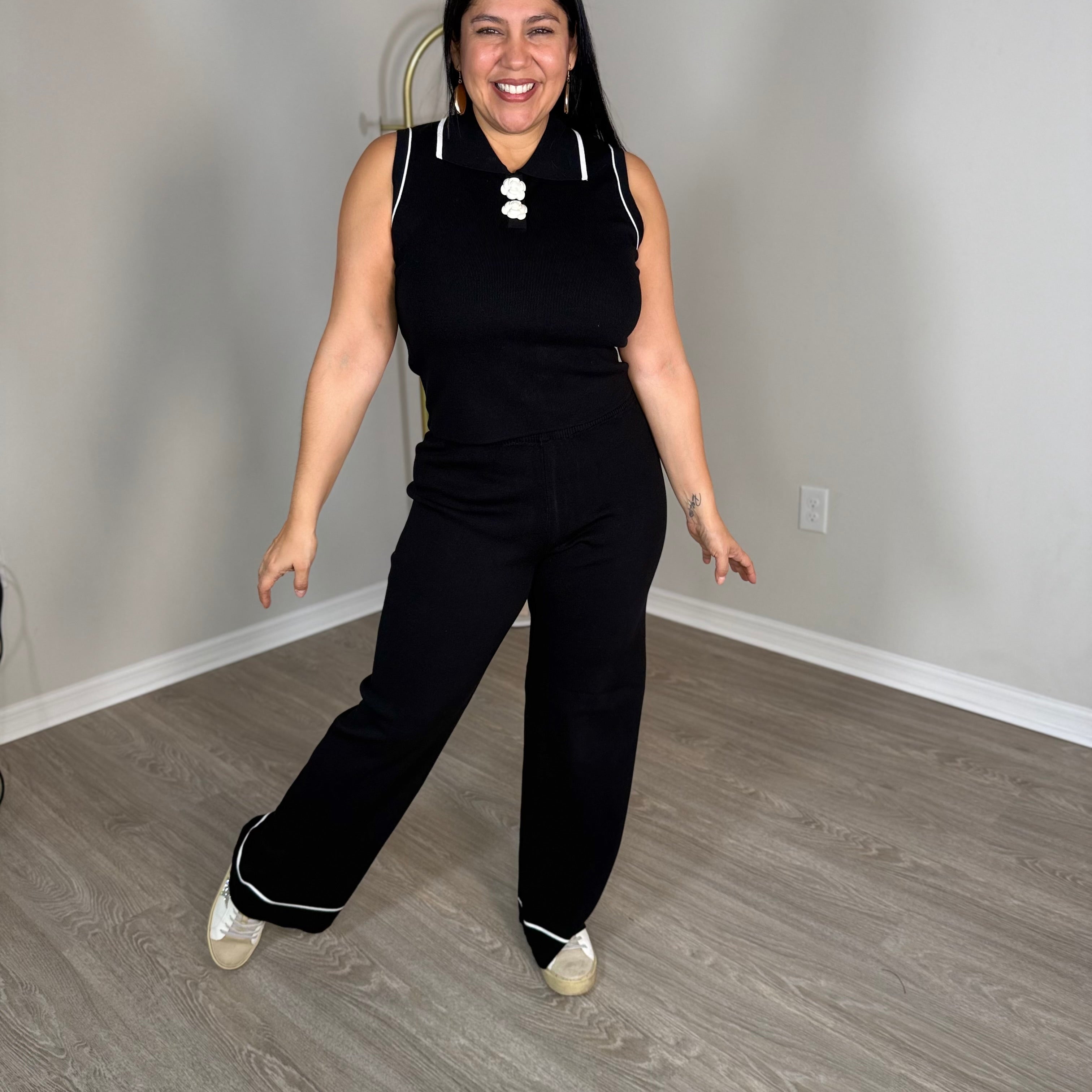 Set flor Blue two-piece set with white details and white flower buttons.