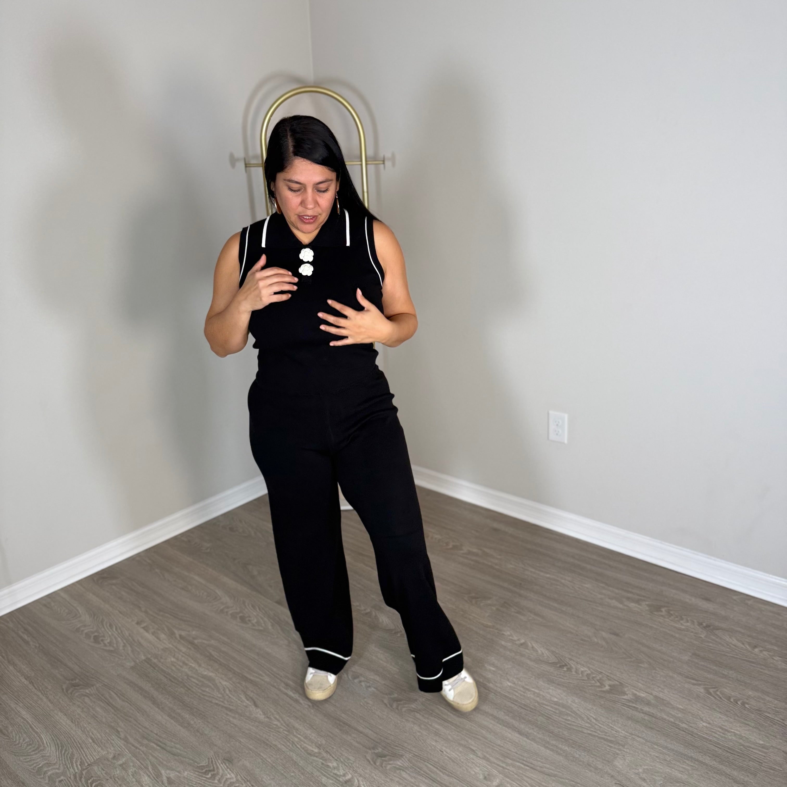 Set flor Blue two-piece set with white details and white flower buttons.