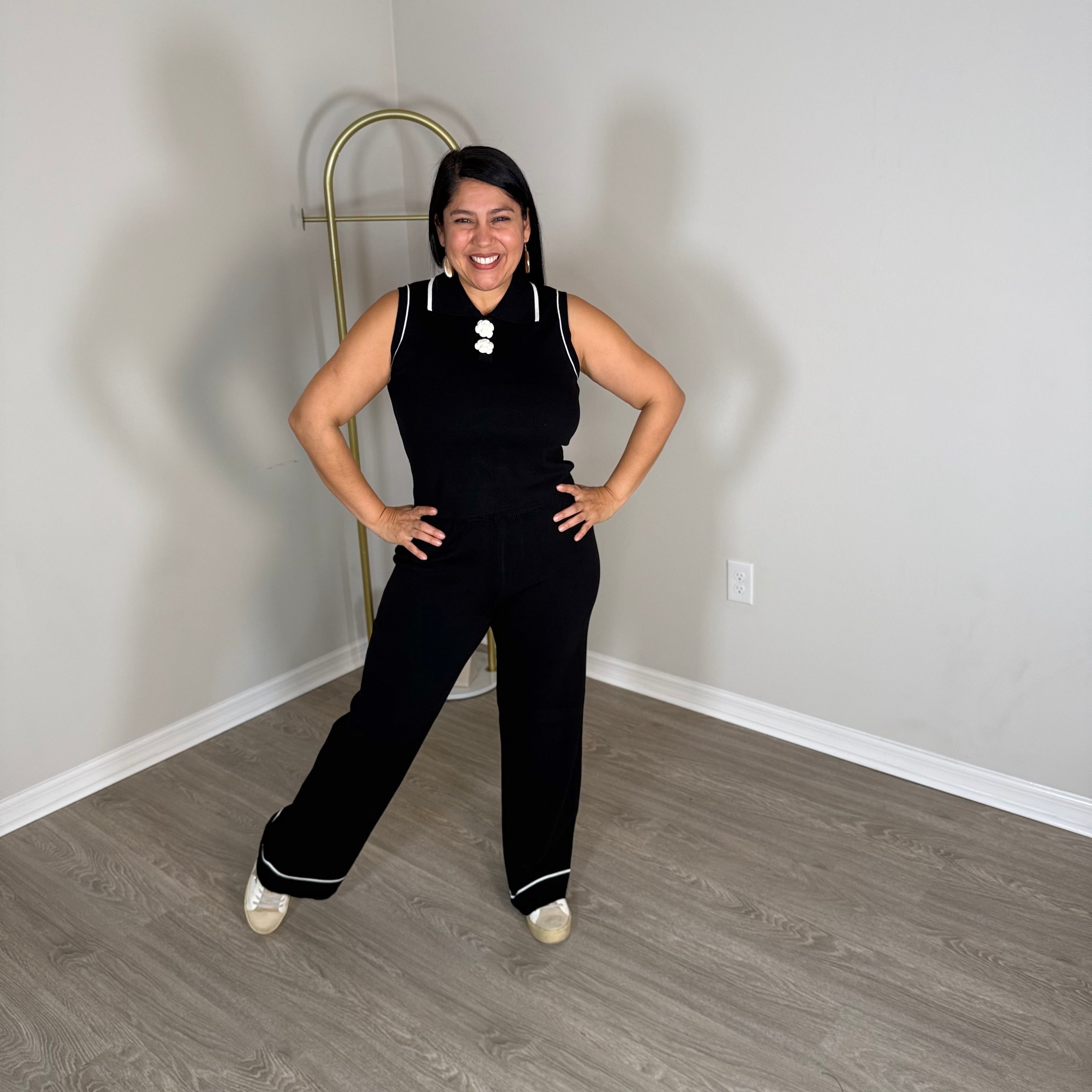 Set flor Blue two-piece set with white details and white flower buttons.